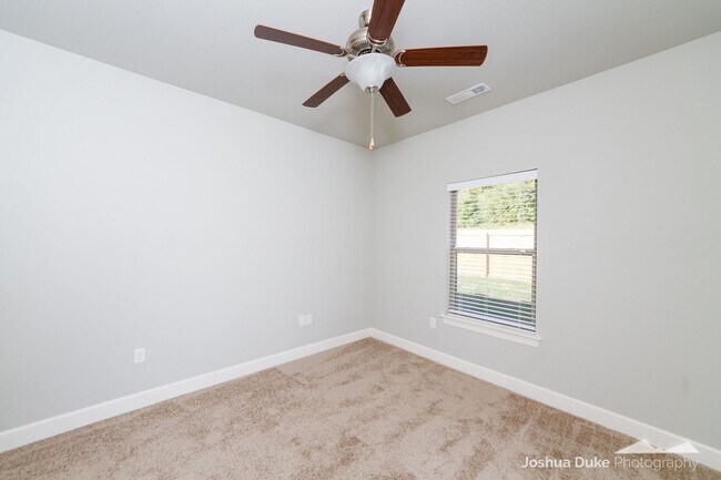 Building Photo - 3 bedroom 2 bath modern style home minutes from I-49 and Fayetteville access !!