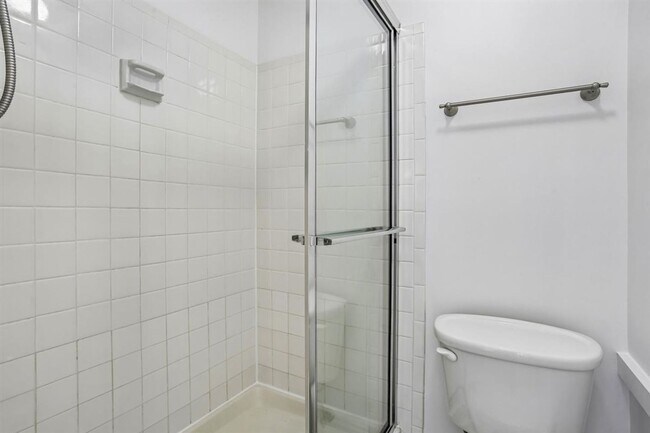 Building Photo - Great 2BR 2BA in Kenwood Forest Community in Downtown Bethesda