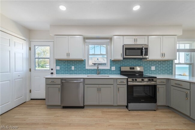 Building Photo - 3844 Edgewater Dr