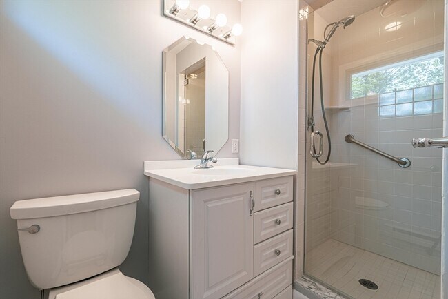 Building Photo - 20 Fieldstone Dr