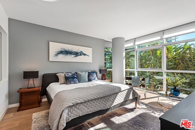 Building Photo - 13700 Marina Pointe Dr