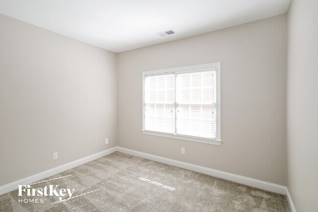 Building Photo - 1402 Holly Ridge Dr