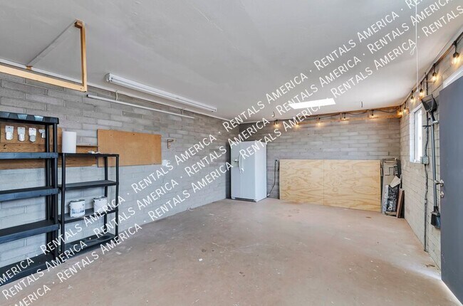 Building Photo - 944 N Catalina Ave