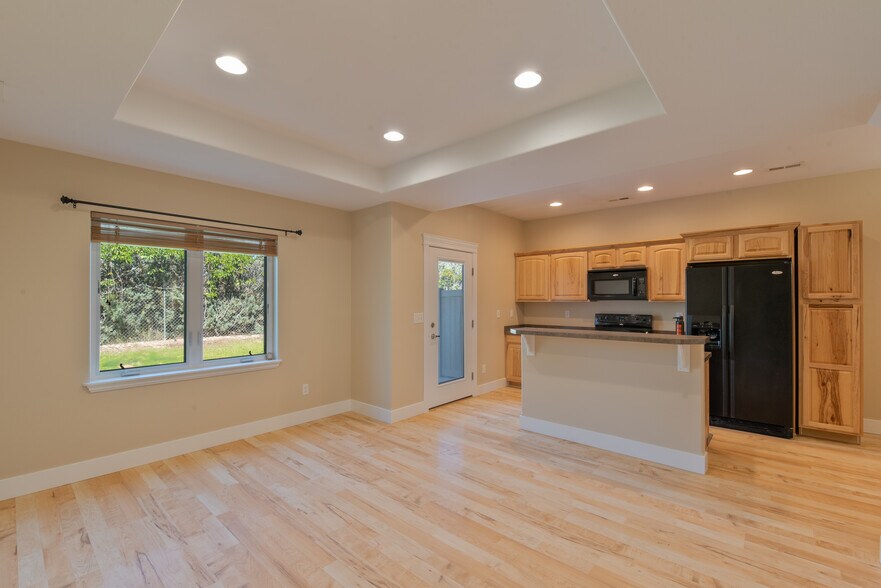 Building Photo - 1035 Road Runner St.