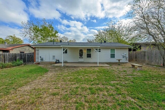 Building Photo - 5704 Cedardale Dr