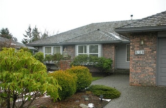 Building Photo - Spacious Home With Sunroom