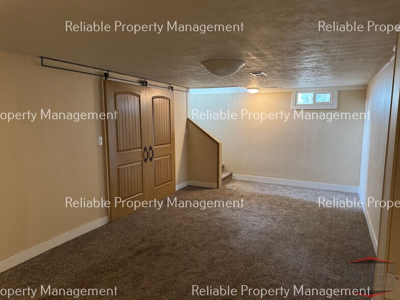 Building Photo - 160 Ronglyn Ave