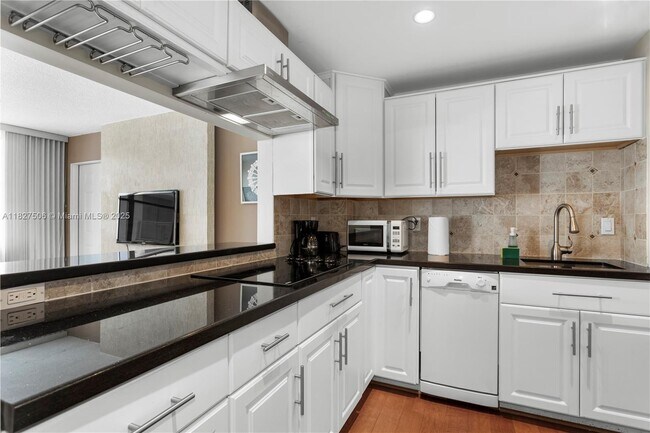 Building Photo - 9440 W Bay Harbor Dr