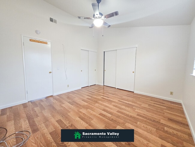 Building Photo - 8282 Meadowhaven Dr