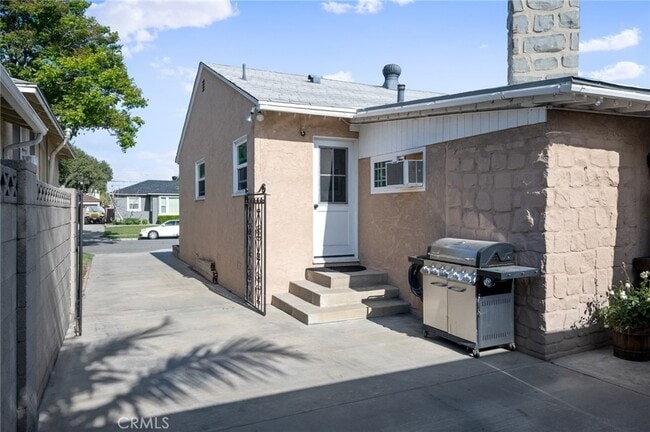 Building Photo - 4637 Hackett Ave