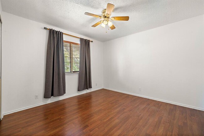 Building Photo - 400 Debora Dr