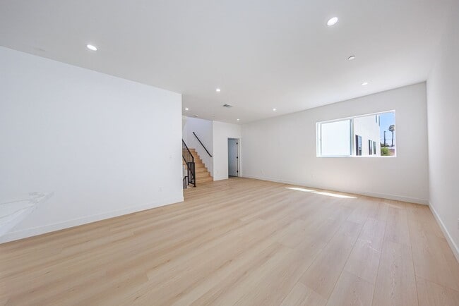 Building Photo - 2847 S Victoria Ave