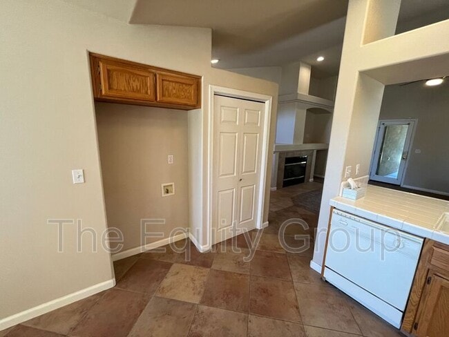 Building Photo - 1422 E Mesa Ct