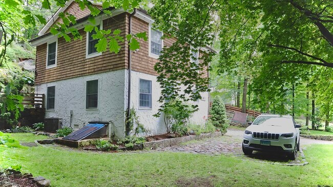 Building Photo - 19 Gaylord Dr N