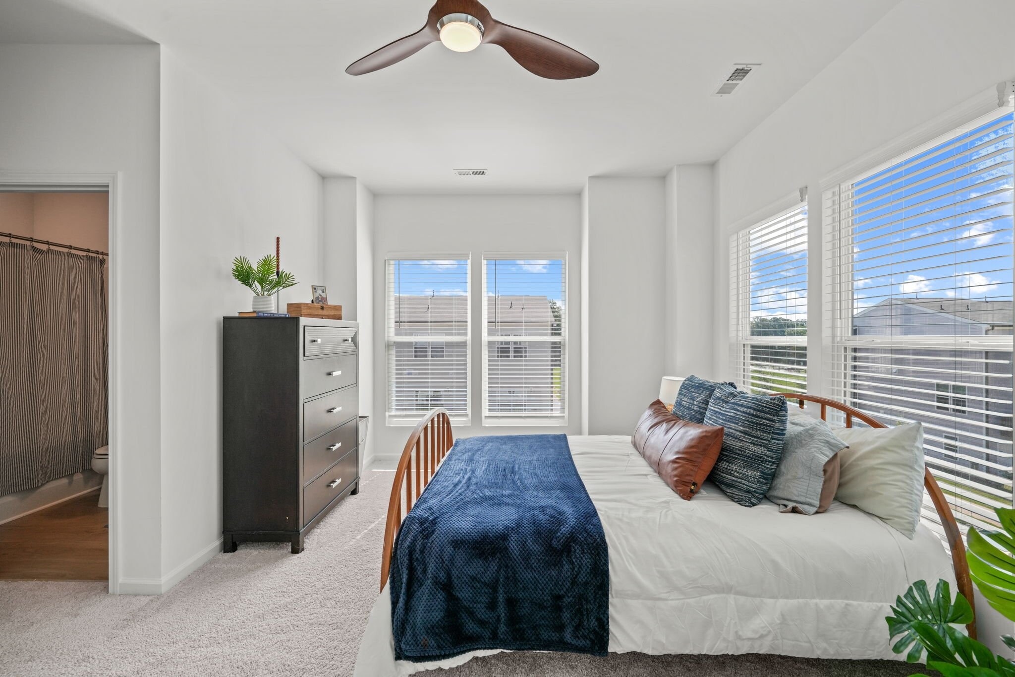 Building Photo - 1955 Robin Hill Ln