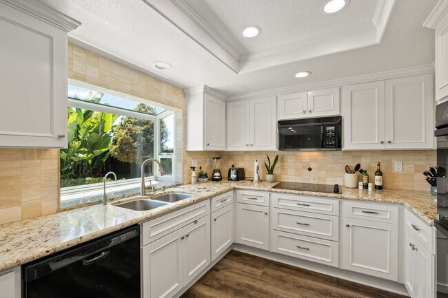 Building Photo - Newly Renovated and Furnished Ocean View Home!