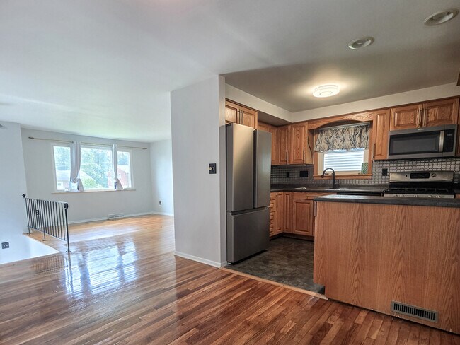 Building Photo - 408 Hazelnut Dr