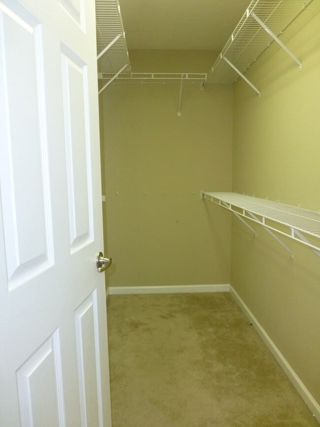 Building Photo - 3 bed, 2 bath, 2 car garage townhouse w/ b...
