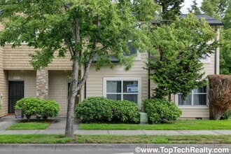 Building Photo - Charming 3 BD 2 BA Townhome Located in Hillsboro's Briarcreek Community | Recently Updated! | Mai...