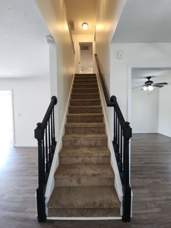 Building Photo - 205 Ashcroft Dr