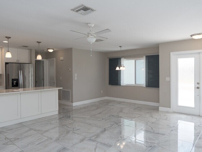 Building Photo - 153 Hourglass Dr