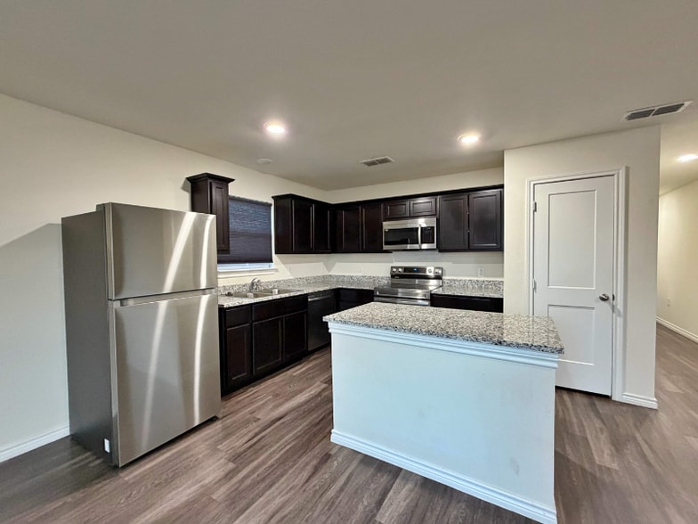 Building Photo - 7026 Phoenix Dr