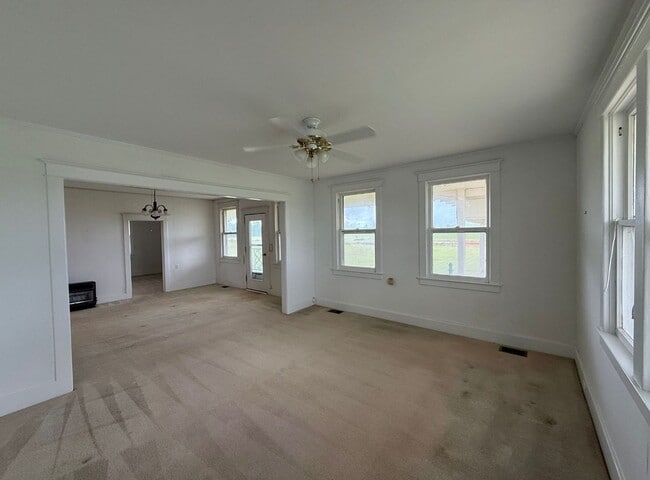 Building Photo - Charming Country Farmhouse in Elberta!