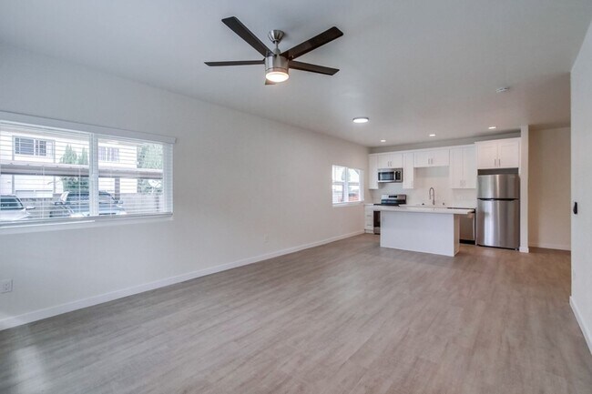 Building Photo - XL Studio - Newly renovated with large wal...