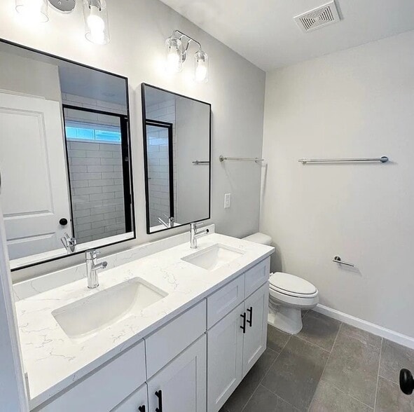 Primary Bathroom - 620 Rush St