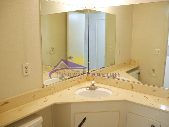 Building Photo - 3 Bed 2.5 Bath 1,380 sqft Townhome in Carmichael