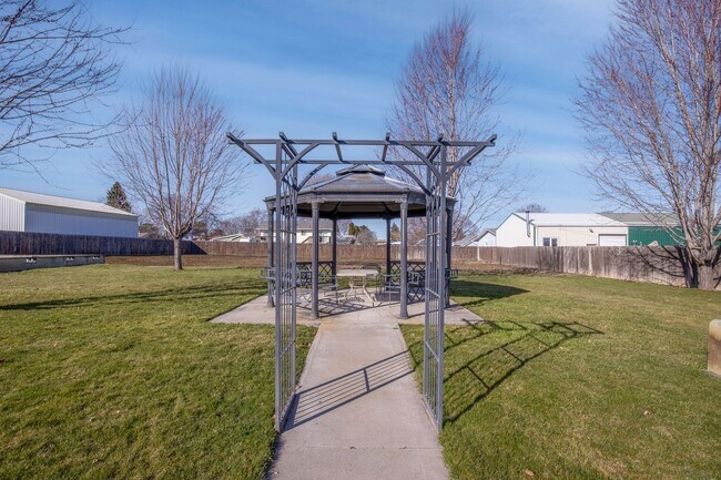 Building Photo - Newly Renovated Ground Level Orchards 2-be...