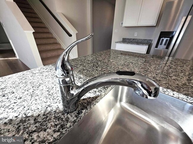 Building Photo - 374 Robbins Farm Rd