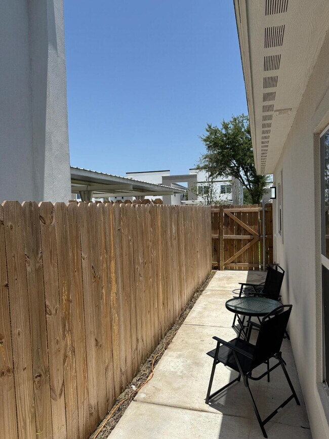 Building Photo - "Stylish 2-Bed, 2-Bath Gem with Granite Touches in Pharr, TX!"