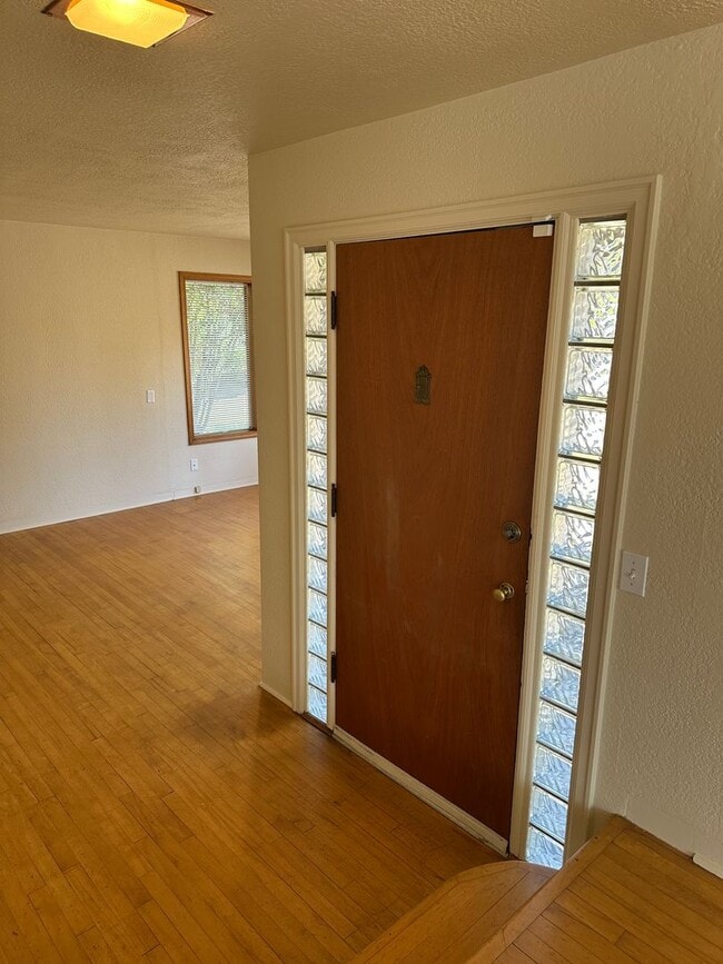 Building Photo - Large 4 bedroom 2 bath house in a great ne...