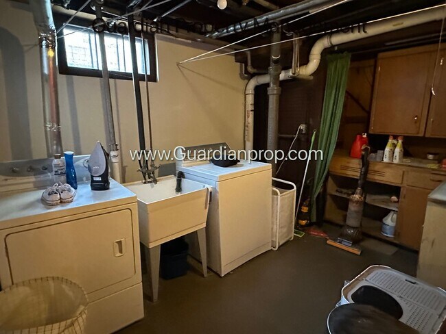 Building Photo - Lake is the Isles Single Family Home, 2 Car Garage, Dishwasher, Fenced Yard