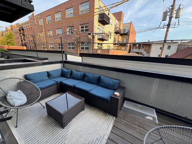 Building Photo - 2307 W Wolfram St