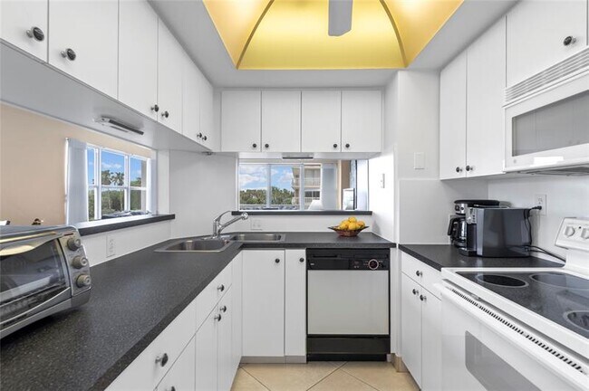 Building Photo - 4010 Galt Ocean Dr
