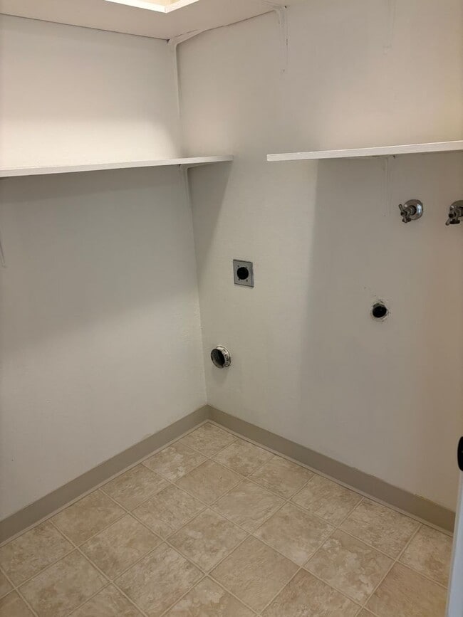 Building Photo - Clean 2 bedroom 1 bath