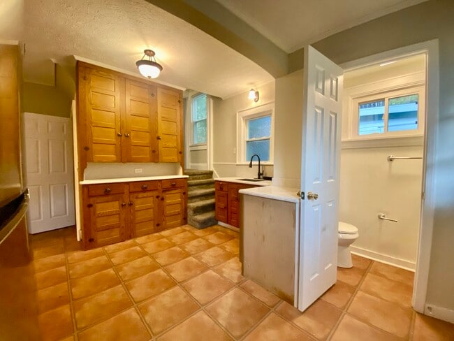 Building Photo - 825 Elmore Ave