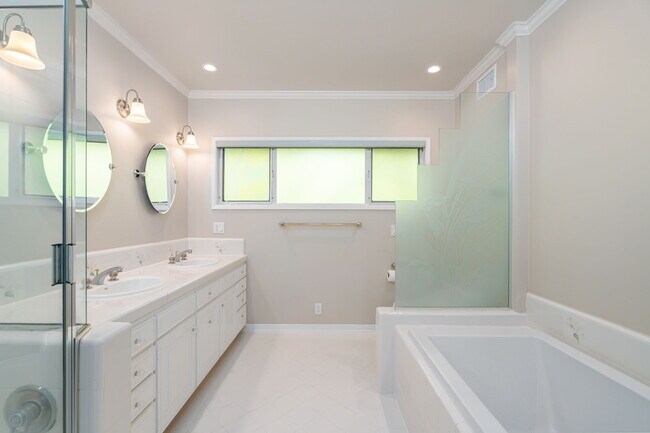 Building Photo - 14972 Camarosa Dr