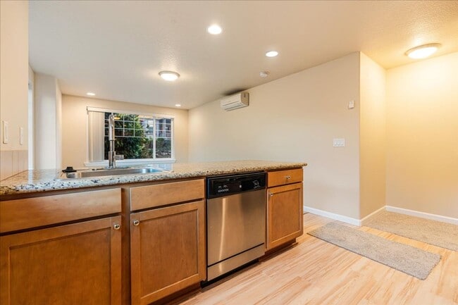 Building Photo - Modern Townhome Near the Willamette River