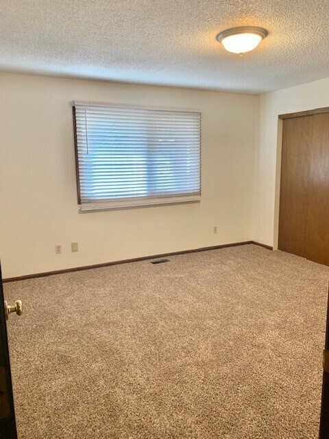 Building Photo - 3 Bed/2 Bath Ranch Style Home near Lake Lo...