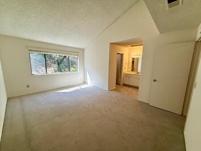 Building Photo - SPACIOUS 3 BED  2.5 BATH END UNIT TOWNHOME IN SAN MARIN VALLEY