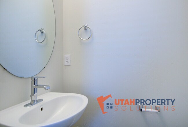 Building Photo - 959 W 540 S