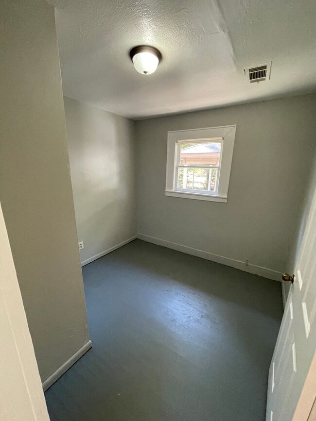 Building Photo - Like New 3 Bedroom Home!