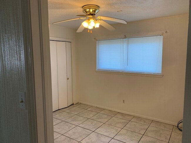 Building Photo - 10609 Lakewood Ave