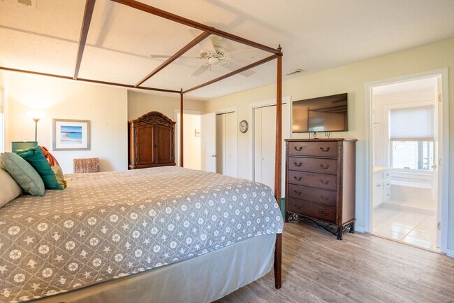 Building Photo - TIME TO SECURE YOUR BOATER'S PARADISE FOR THE FALL OF '25-SPRING OF '26