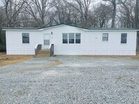 Building Photo - 3 BR, 2 BA doublewide in Pikeville school district