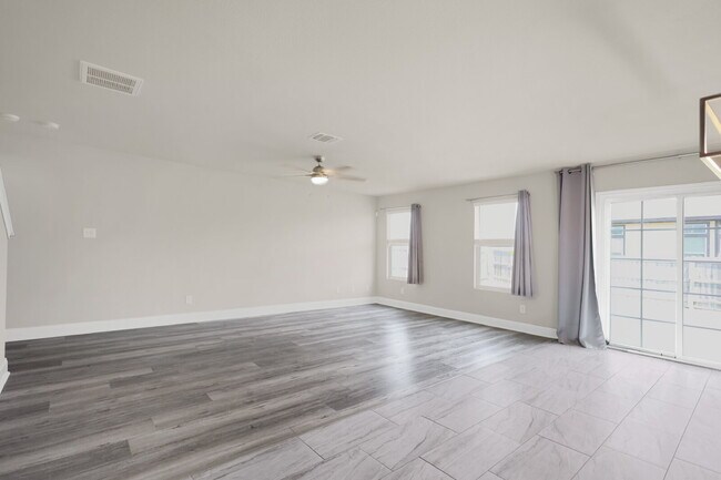 Building Photo - Spacious 4-bedroom, 2.5-bath home with 2,3...