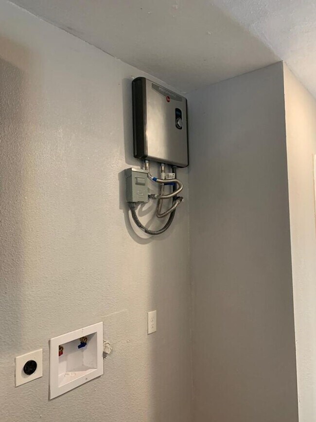 Building Photo - 211 E Sterling Ave